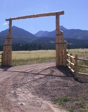 log entry way with pole fence built by greenleaf craftsmen